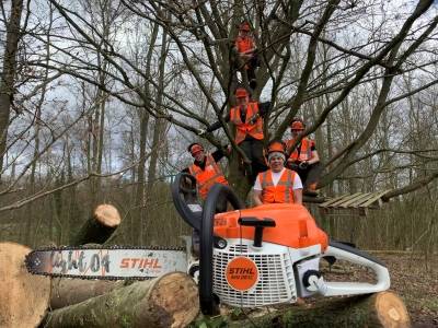 Leerlingen vso De Buitenhof behalen certificaat Motorkettingzaag