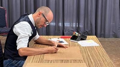 Jefta Bade schetst letterlijk de toekomstscenario's die deze middag door alle aanwezigen werden beschreven.