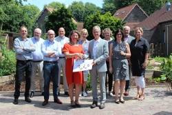 Overdracht Zelf & Co filmportretten aan De Vereniging Limburg