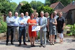 Overdracht Zelf & Co filmportretten aan De Vereniging Limburg