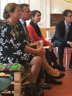 Burgemeester Penn en staatssecretaris Harbers luisteren aandachtig