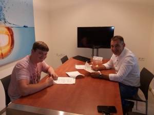 Leerling De Buitenhof tekent arbeidscontract bij Coumans Installaties