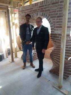Gedeputeerde Ger Koopmans spreekt met cursisten van het duaal traject bij Praktech