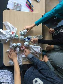 Leerlingen van De Buitenhof knutselen hun eigen spookjes voor Halloween