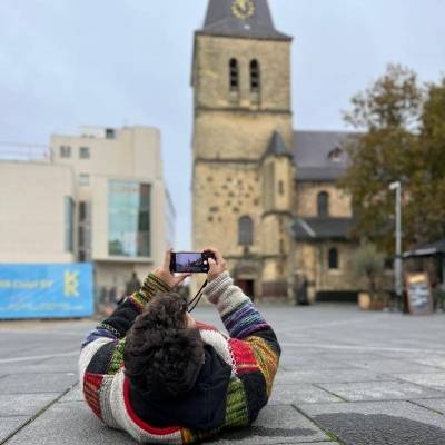 Met de telefoons in de hand trekt een groep leerlingen van De Buitenhof door het centrum van Heerlen. Steeds enthousiaster en fanatieker nemen ze deel aan een fotospeurtocht. En hun enthousiasme steekt anderen aan!